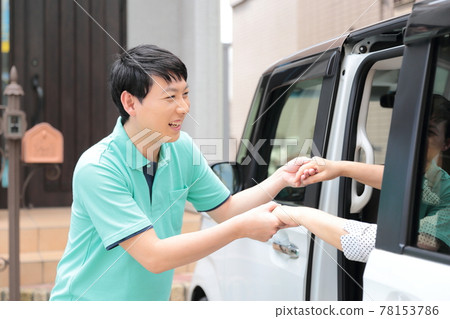 A man in a day care service who picks up seniors by car 78153786