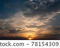 被初升的太陽染紅的雲 78154309