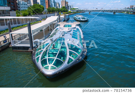 日本隅田川和水上巴士“Emeraldas”、“Hotaruna”（在屏幕背面）的東京城市景觀 78154736
