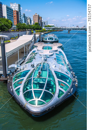 日本隅田川和水上巴士“Emeraldas”、“Hotaruna”(在屏幕背面)的東京城市景觀 日本隅田川和水上巴士“Emeraldas”、“Hotaruna”(在屏幕背面)的東京城市景觀 78154737