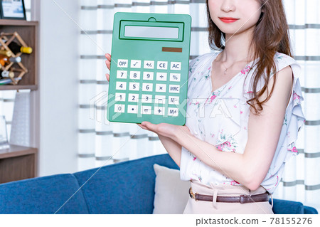 在新公寓裡拿著計算器的年輕女人 在新公寓裡拿著計算器的年輕女人 78155276
