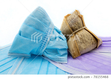 用口罩包裹的粽子以及傳統粽子 用口罩包裹的粽子以及傳統粽子 78155468