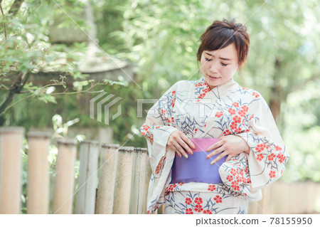 不適的女人,穿著浴衣 不適的女人,穿著浴衣 78155950