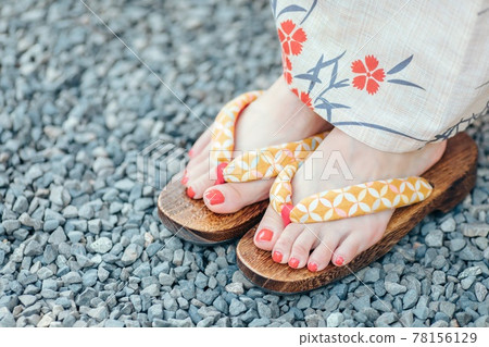 一個女人穿著木.. 78156129