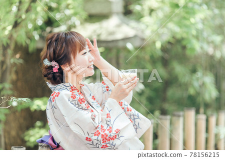 浴衣的女人喝一杯 浴衣的女人喝一杯 78156215