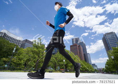 Young man exercising with a mask 78157021
