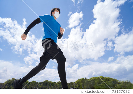 戴著面具慢跑的年輕人 78157022