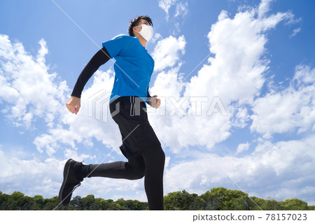 戴著面具慢跑的年輕人 78157023