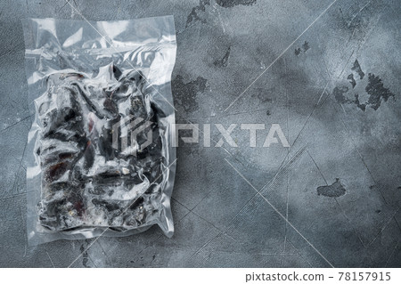 Frozen Mussels in vacuum pack, on gray background, top view flat lay , with copyspace and space for text 78157915