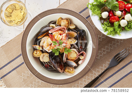 Pescatore Bianco 和 Caprese 式沙拉 Pescatore Bianco 和 Caprese 式沙拉 78158932