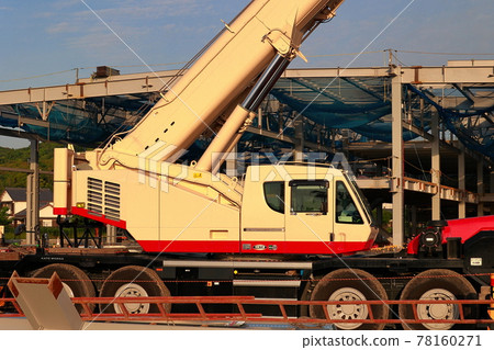 Construction site crane 78160271