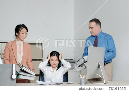 Businesswoman overwhelmed with work 78161915