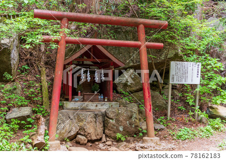 (Yamanashi Prefecture) Mother's Shirataki Shrine 78162183