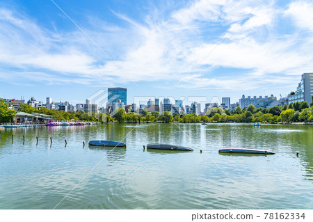 [Tokyo] Urban buildings seen from Shinobazu Pond in Ueno Onshi Park 78162334
