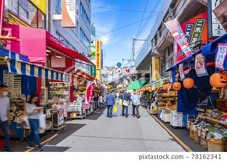 [Tokyo] Ameyoko Shopping Street in Ueno, which is crowded with many people 78162341