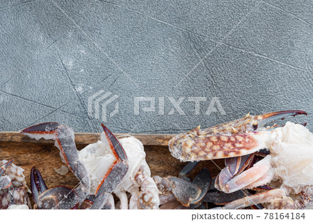 Frozen raw blue swimming crab meat, on wooden tray, on gray background, top view flat lay , with copyspace and space for text 78164184