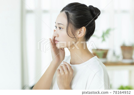 年輕女性的皮膚護理 78164932