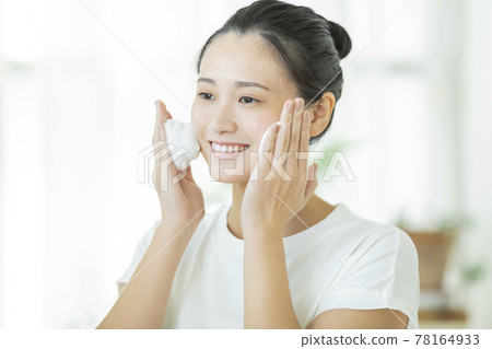 一個年輕女子潔面 78164933