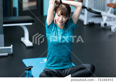 在特許健身房伸展的年輕女子 78166443
