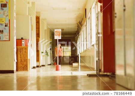 在學校走廊 78166449
