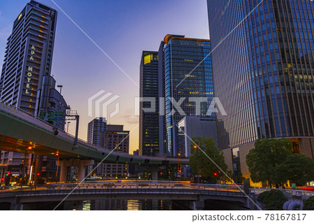 從大阪中部中之島錦橋出發,城市夜景,黃昏的天空 從大阪中部中之島錦橋出發,城市夜景,黃昏的天空 78167817