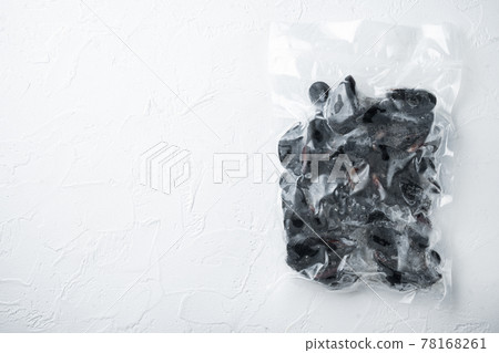 Frozen Mussels in vacuum pack, on white background, top view flat lay , with copyspace and space for text 78168261