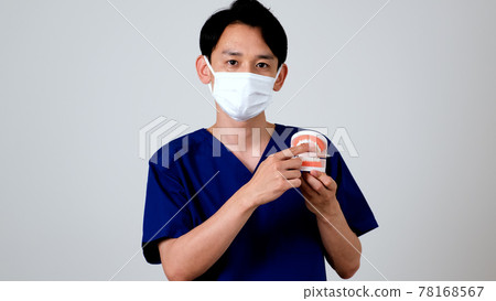 牙醫解釋使用牙齒模型 78168567