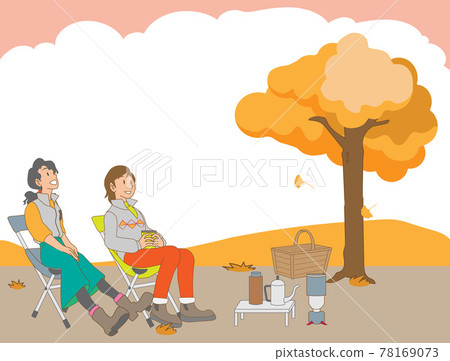 Women enjoying the autumn leaves with friends in the fall 78169073