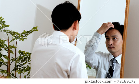 照鏡子穿衣服 上班族照鏡子穿衣服 照鏡子穿衣服 上班族照鏡子穿衣服 78169172