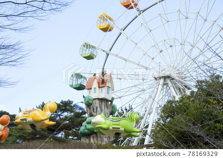 Okazaki Minami Park Ferris wheel and rescopter in the amusement park area 78169329