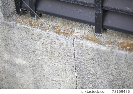 Crack of concrete 78169426