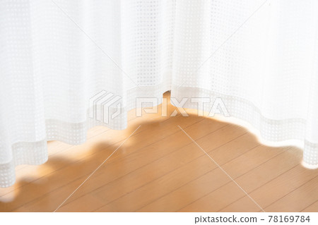 地板房間的窗簾有明亮的自然光 78169784
