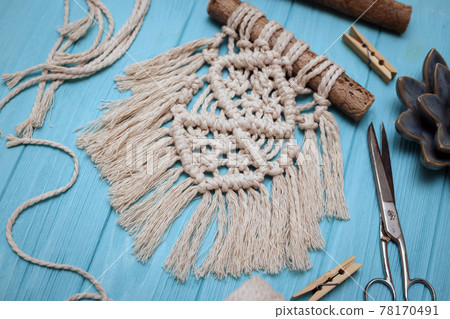 creation of a panel from macrame 78170491