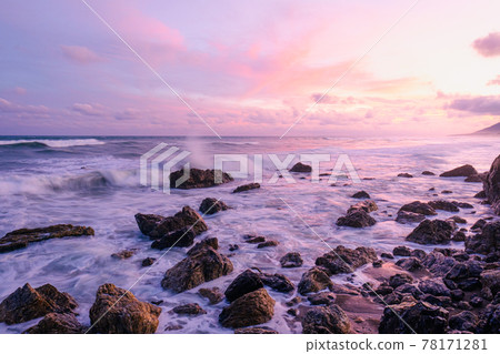 The beach at dusk 78171281