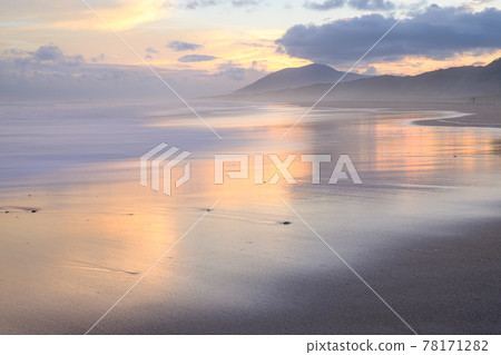 Seaside view at sunset 78171282