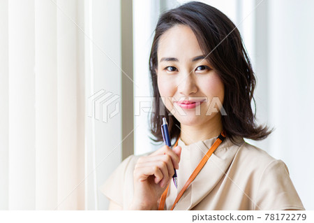 A woman holding a note 78172279