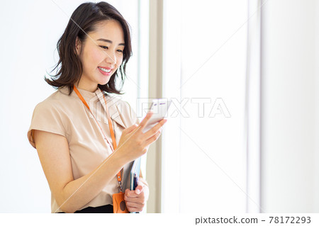 女性辦公室智能手機 78172293