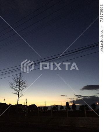 夕陽西下,夜幕降臨時,遠處的街道上依然燈火通明。 夕陽西下,夜幕降臨時,遠處的街道上依然燈火通明。 78173998