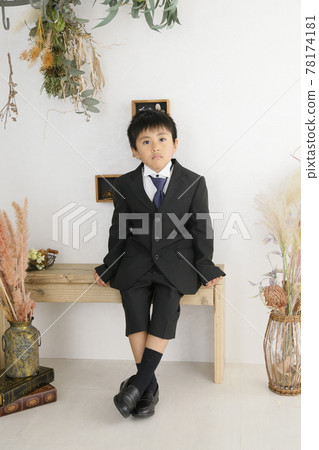 Shichigosan boy in a suit 78174181