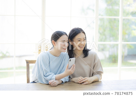 一個看著智能手機說話的女人 一個看著智能手機說話的女人 78174875