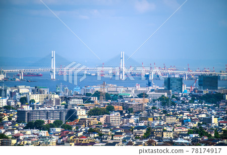 日本橫濱城市景觀,如橫濱灣大橋。橋中央的觀音像 日本橫濱城市景觀,如橫濱灣大橋。橋中央的觀音像 78174917