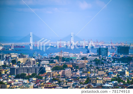 日本橫濱城市景觀,如橫濱灣大橋。橋中央的觀音像 日本橫濱城市景觀,如橫濱灣大橋。橋中央的觀音像 78174918