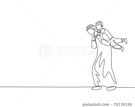 One continuous line drawing of young Arabian father playing with son and holding him on the back. Happy Islamic muslim parenting family concept. Dynamic single line draw design vector illustration 78176189