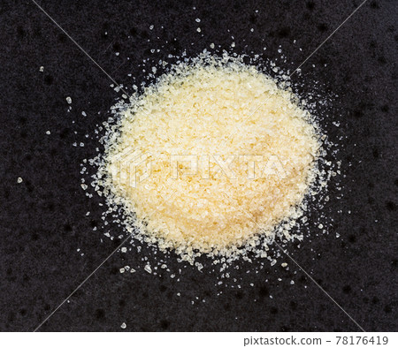 pile of crystalline beef gelatine closeup on black 78176419