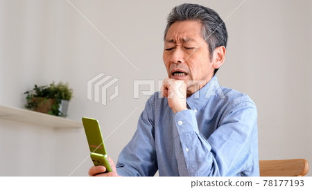 操作功能手機時遇到麻煩的老人 78177193