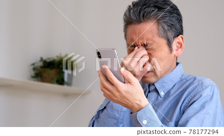 因老花眼而看不清智慧型手機的老人 78177294