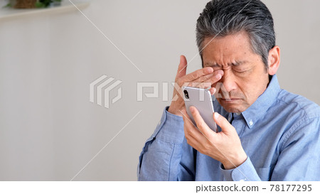 因老花眼而看不清智慧型手機的老人 78177295