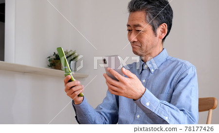 比較智慧型手機和翻蓋手機的老人 78177426