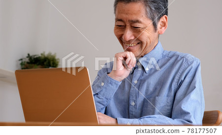 Senior man enjoying surfing the internet 78177507