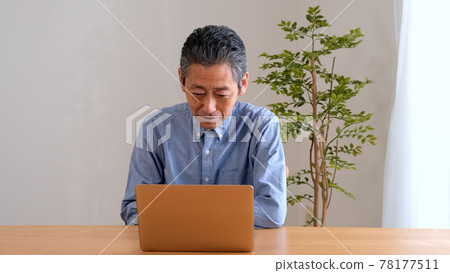 Senior man enjoying surfing the internet 78177511